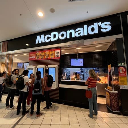Imagem de interna da loja mc donald´s