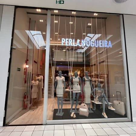 Imagem de interna da loja perla nogueira
