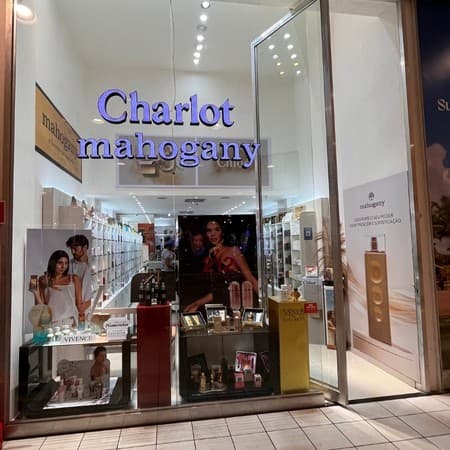 Imagem de interna da loja charlot