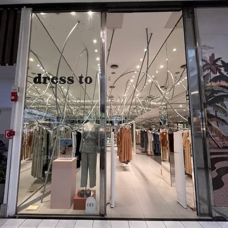 Imagem de interna da loja dress to