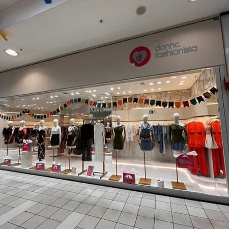 Imagem de interna da loja donna fashionista
