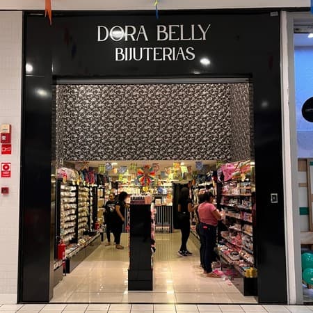 Imagem de interna da loja dora belly bijuterias