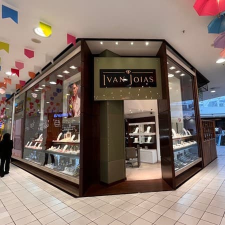 Imagem de interna da loja ivan joias