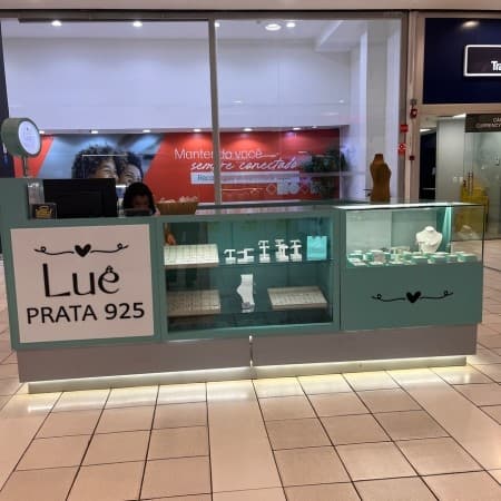 Imagem de interna da loja luê prata