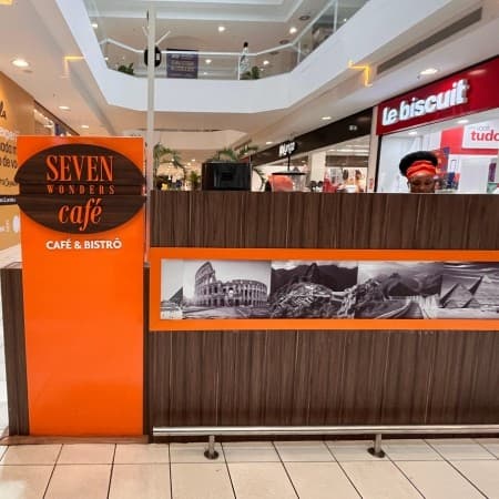 Imagem de interna da loja seven wonders café