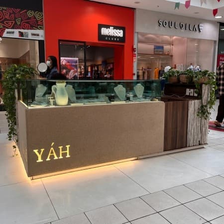 Imagem de interna da loja yáh pratas